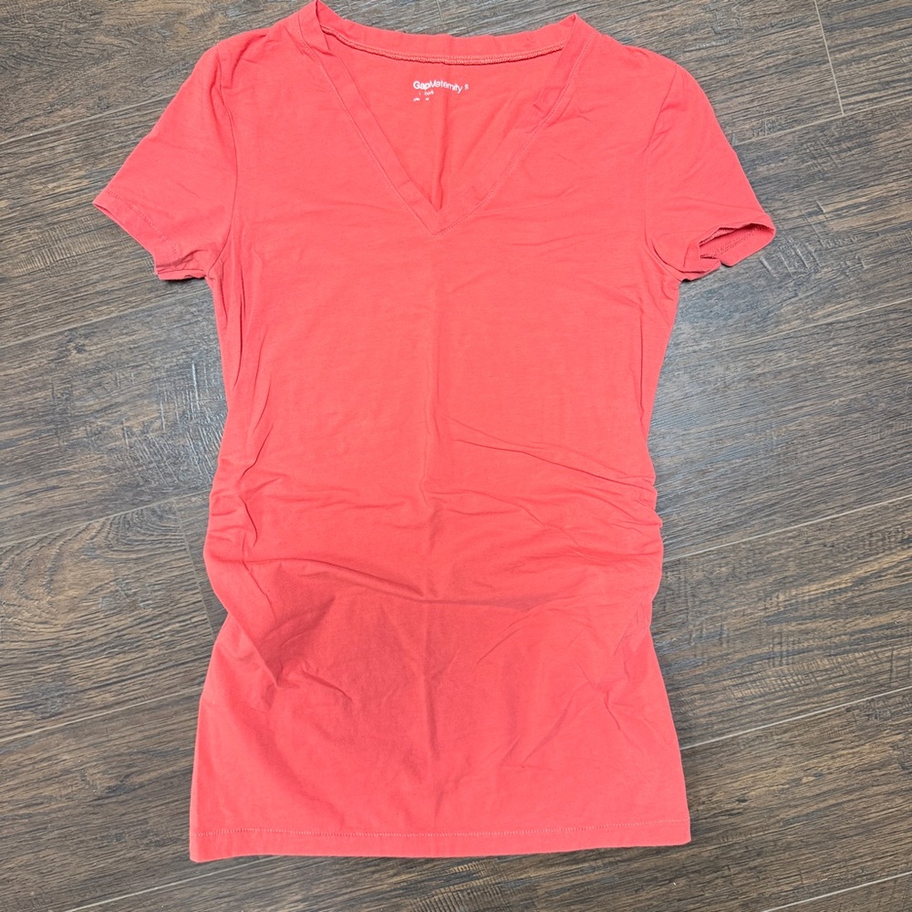 GAP MATERNITY V NECK RUCHED SIDES SHORT SLEEVE MELON COLOR TEE SHIRT